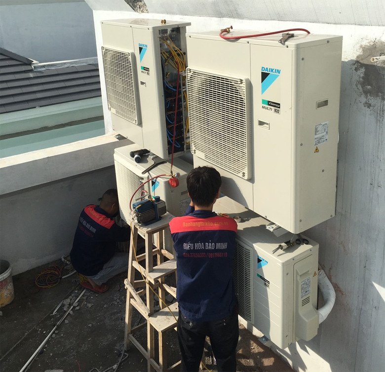 Kết nối đồng hồ đo áp suất với hệ thống điều hòa để kiểm tra chân không