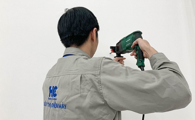 Khoan lỗ trên tường để luồn ống đồng điều hòa