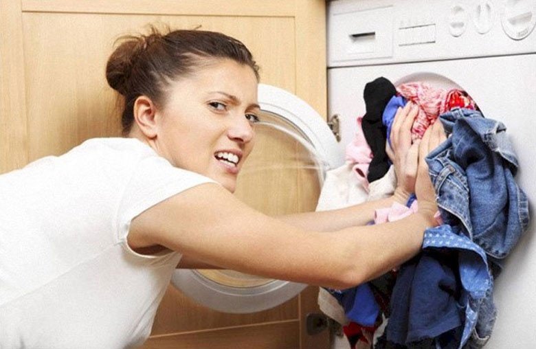 Khối lượng quần áo quá tải ảnh hưởng đến chu trình giặt của máy