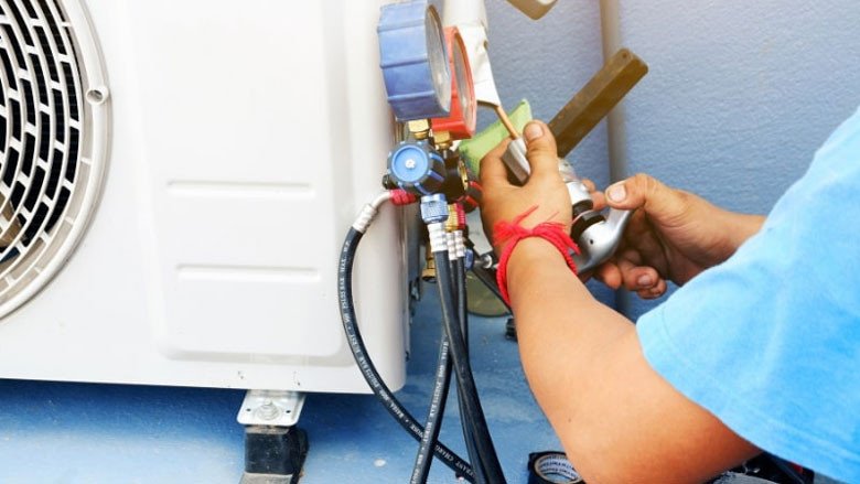 Kiểm tra áp suất gas trên dàn nóng điều hòa
