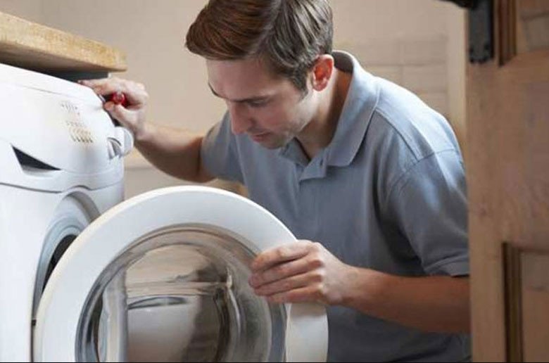 Kiểm tra dây nguồn phía sau máy giặt Electrolux khi gặp sự cố mất nguồn