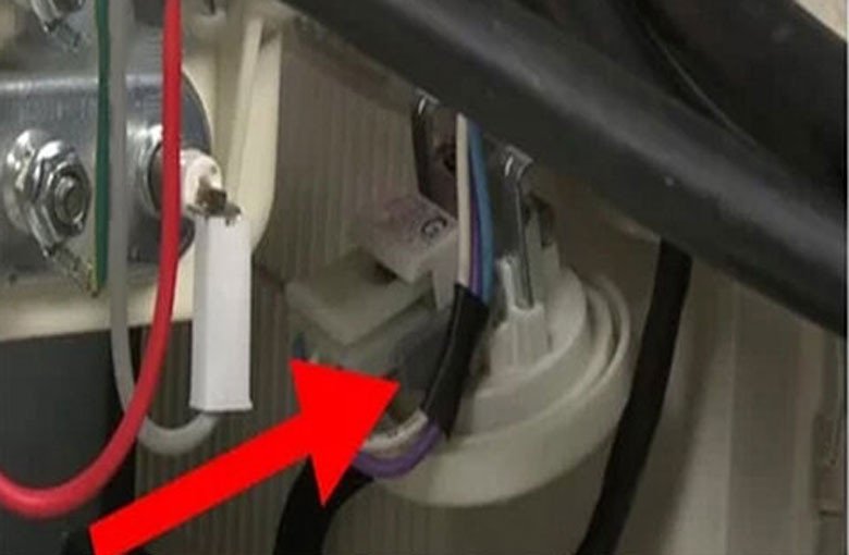 Kiểm tra dây tín hiệu kết nối giữa cảm biến và bo mạch, một bước quan trọng khi xử lý máy giặt Hitachi báo lỗi F1