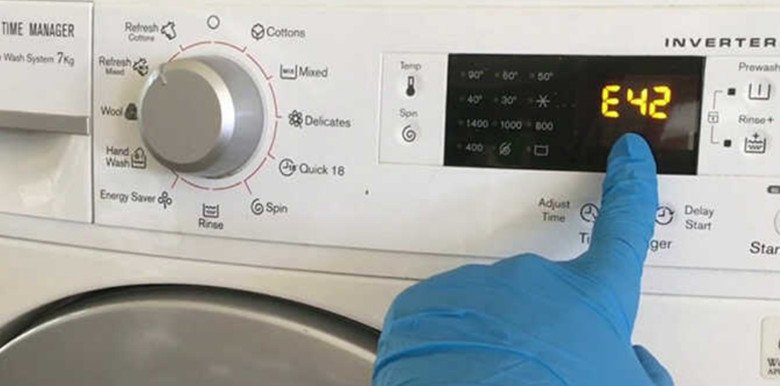 Kiểm tra khóa cửa máy giặt Electrolux khi gặp lỗi E42