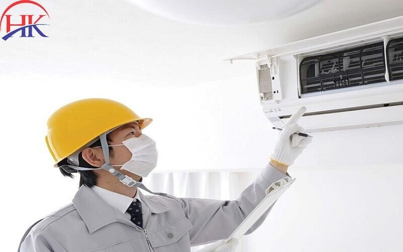 Kiểm tra linh kiện bên trong khi sửa chữa lỗi C4 máy lạnh Samsung
