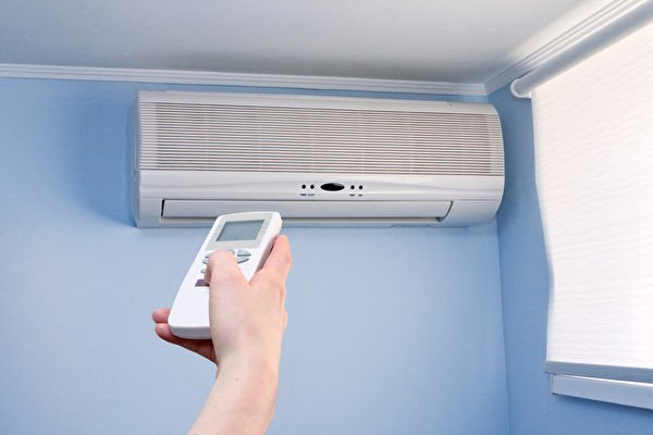 Kiểm tra linh kiện điều hòa Daikin để bảo hành