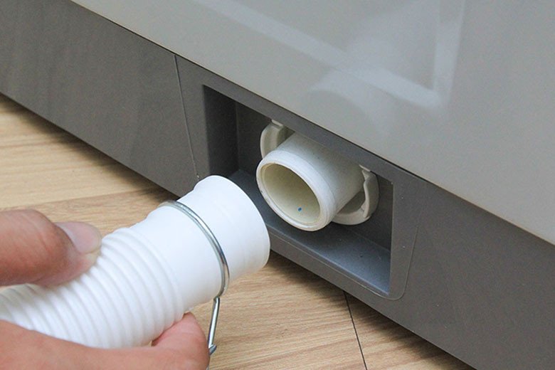 Kiểm tra ống thoát nước máy giặt bị tắc nghẽn