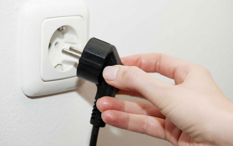 Kiểm tra phích cắm điện của máy giặt để xử lý tình trạng mất điện đột ngột