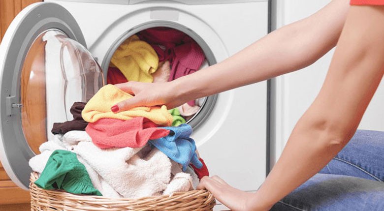 Kiểm tra quần áo bị kẹt tại cửa máy giặt Electrolux, cách khắc phục lỗi EF0 hiệu quả