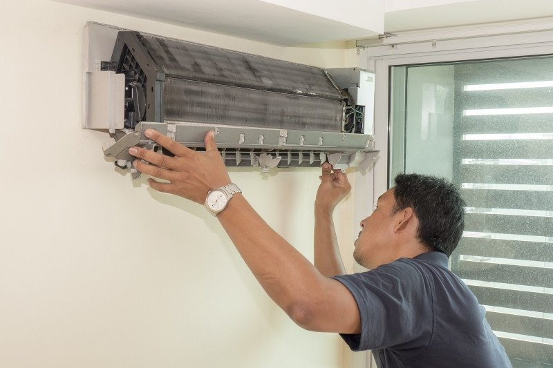 Kiểm tra quạt và dàn lạnh bên trong điều hoà Daikin khi đèn báo nháy