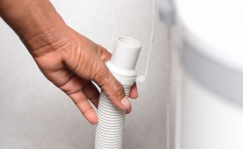 Kiểm tra và làm sạch ống xả nước của máy giặt để tránh tắc nghẽn.