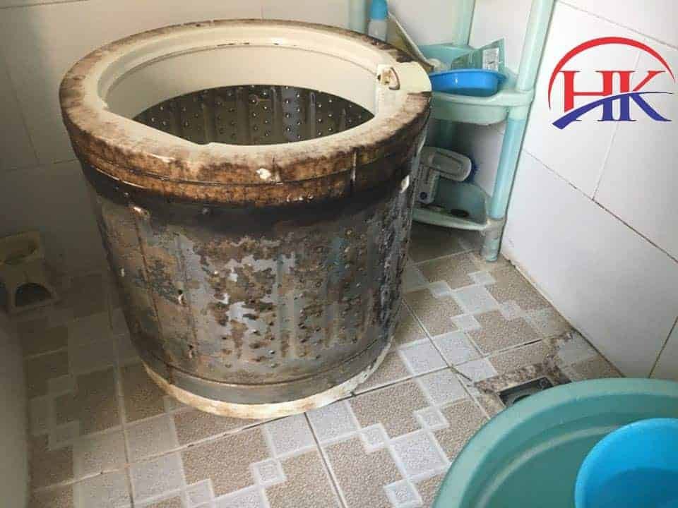 Kiểm tra và vệ sinh các bộ phận máy giặt trong quá trình bảo dưỡng