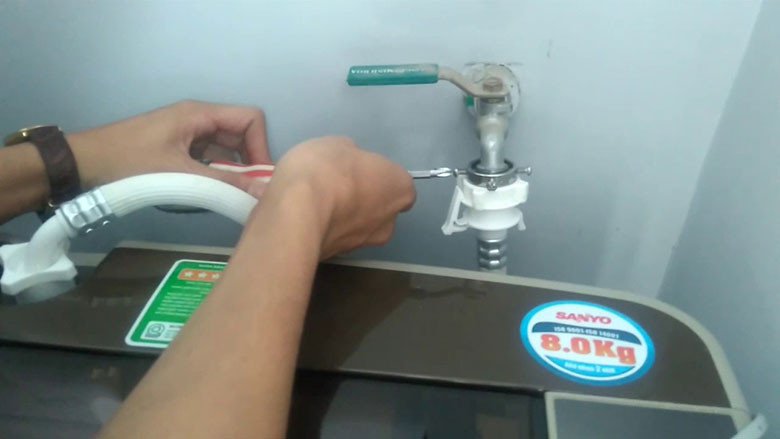 Kiểm tra van cấp nước máy giặt