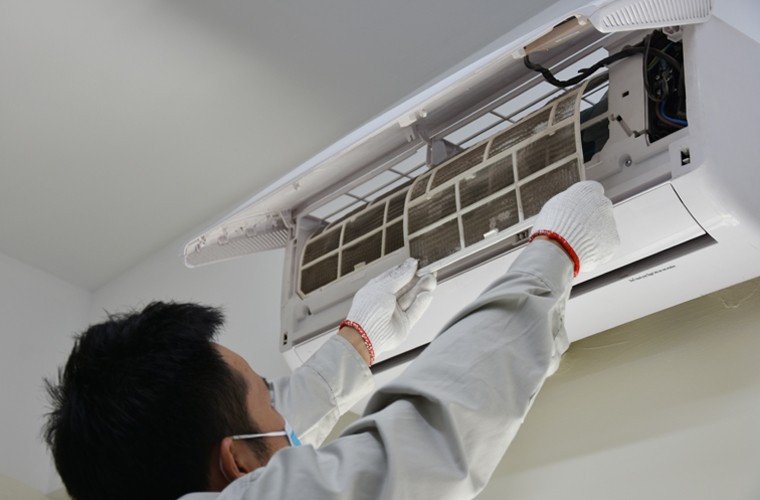 Kỹ thuật viên chuyên nghiệp kiểm tra và sửa chữa lỗi F6 điều hòa Daikin