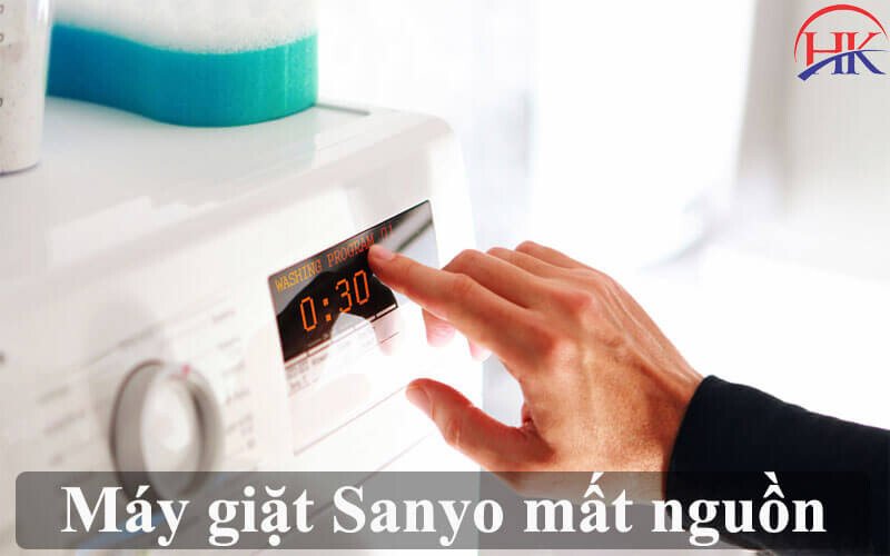 Kỹ thuật viên đang kiểm tra các bộ phận bên trong máy giặt Sanyo bị mất nguồn