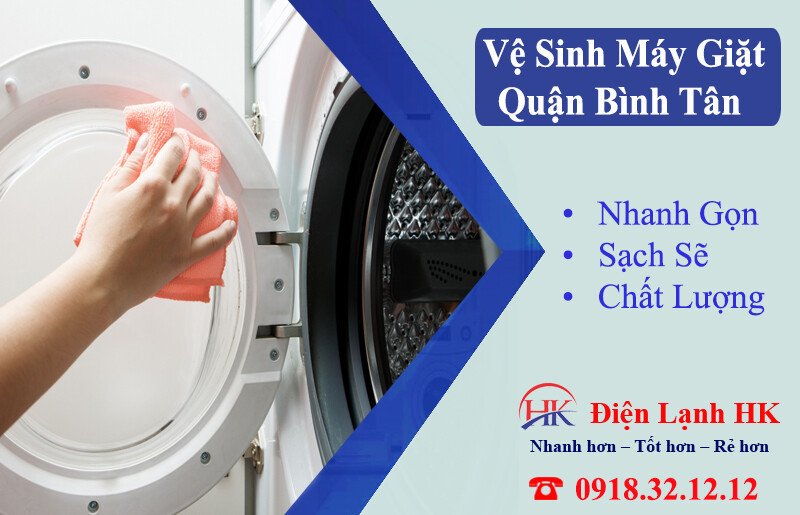 Kỹ thuật viên đang kiểm tra và chuẩn bị vệ sinh máy giặt tại một gia đình ở quận Bình Tân