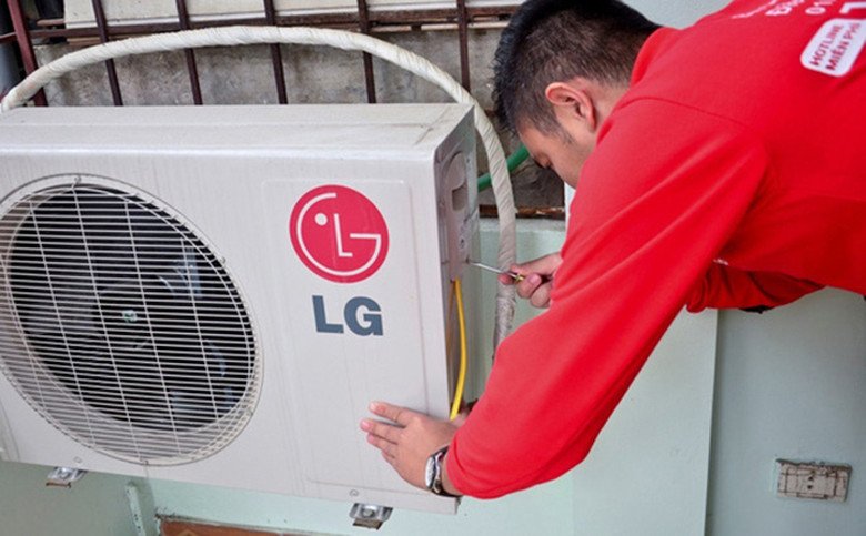 Kỹ thuật viên đang kiểm tra vị trí lắp đặt dàn nóng điều hòa LG