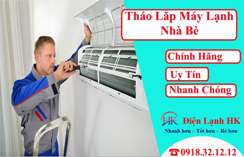 Kỹ thuật viên đang tháo dỡ dàn nóng máy lạnh tại Nhà Bè