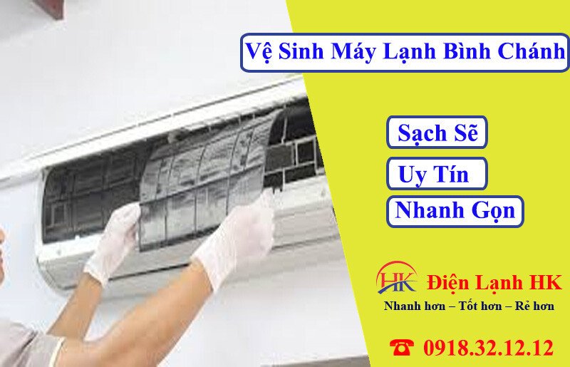 Kỹ thuật viên đang vệ sinh dàn lạnh máy điều hòa tại nhà ở Bình Chánh