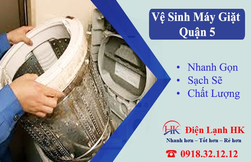 Kỹ thuật viên đang vệ sinh máy giặt cửa trên
