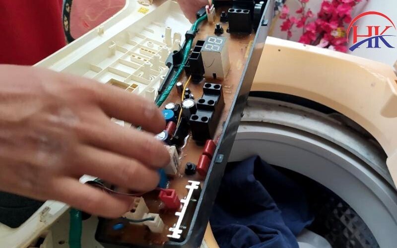 kỹ thuật viên kiểm tra bo mạch điều khiển máy giặt Electrolux