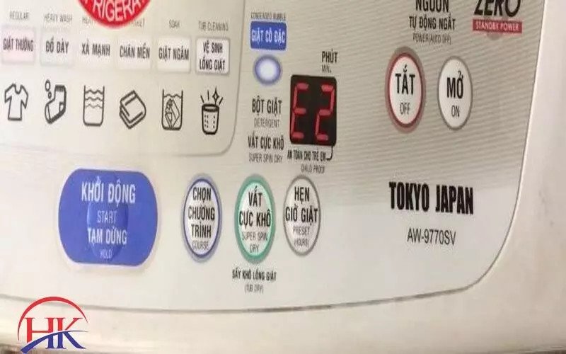 Kỹ thuật viên kiểm tra bộ phận khóa cửa máy giặt Toshiba