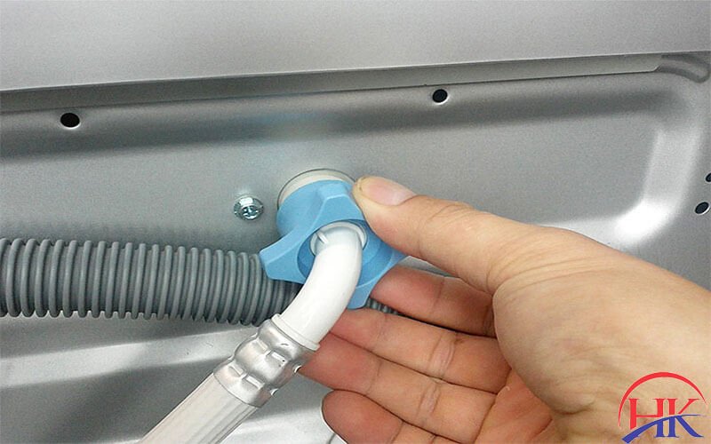 Kỹ thuật viên kiểm tra cách khắc phục nước vào máy giặt yếu