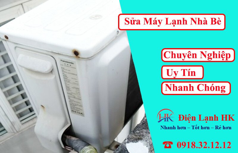 Kỹ thuật viên kiểm tra cục nóng máy lạnh tại Nhà Bè