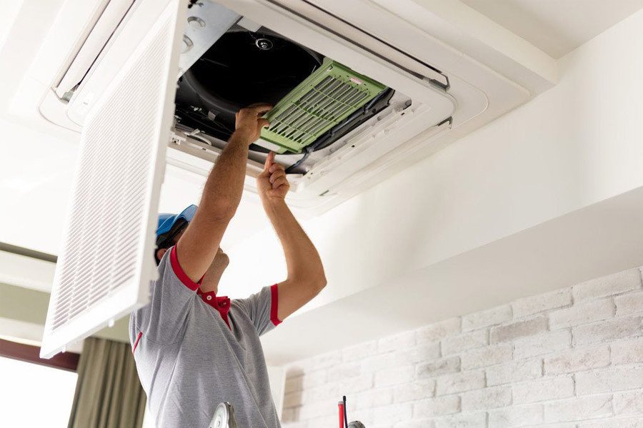 Kỹ thuật viên kiểm tra dàn lạnh máy điều hòa âm trần Daikin