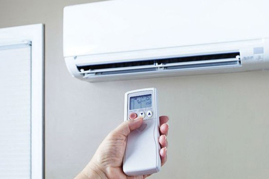 Kỹ thuật viên kiểm tra dàn nóng điều hòa Daikin bị lỗi
