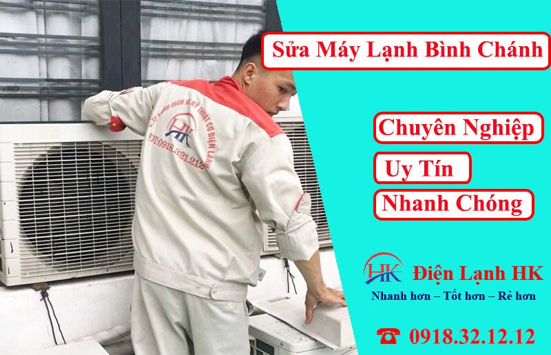 Kỹ thuật viên kiểm tra dàn nóng máy lạnh ngoài trời tại Bình Chánh