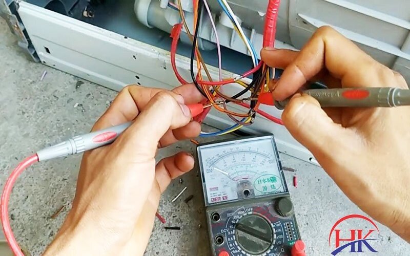 Kỹ thuật viên kiểm tra động cơ máy giặt Aqua khi báo lỗi E9