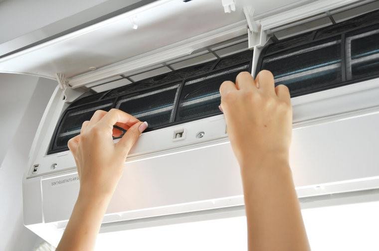 Kỹ thuật viên kiểm tra hoặc sửa chữa điều hòa Daikin báo lỗi E6