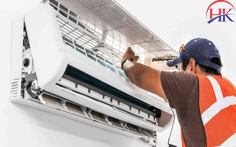 Kỹ thuật viên kiểm tra lỗi điều hòa Panasonic