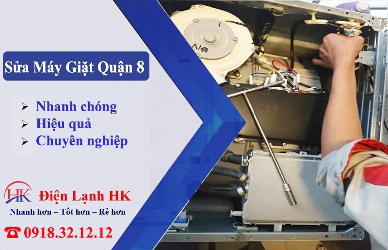 Kỹ thuật viên kiểm tra máy giặt bị lỗi tại nhà ở Quận 8