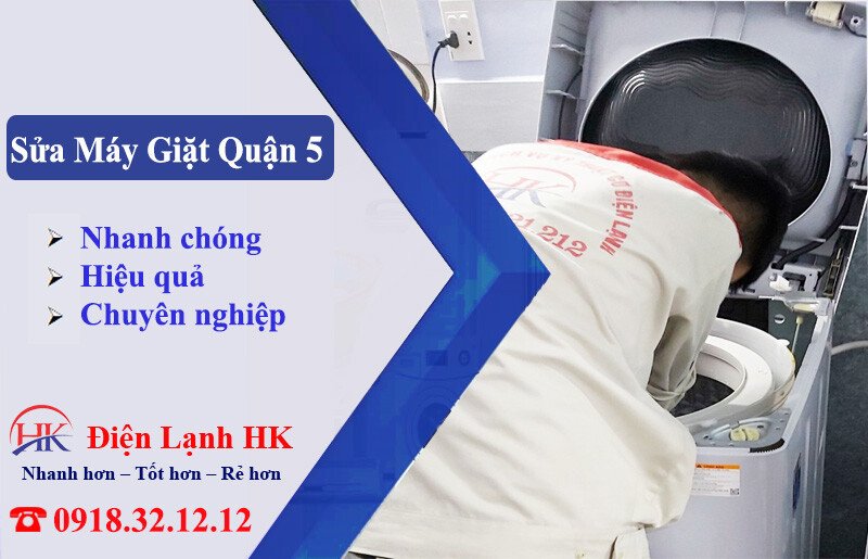 Kỹ thuật viên kiểm tra máy giặt để sửa chữa tại Quận 5