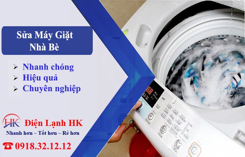 Kỹ thuật viên kiểm tra máy giặt tại Nhà Bè