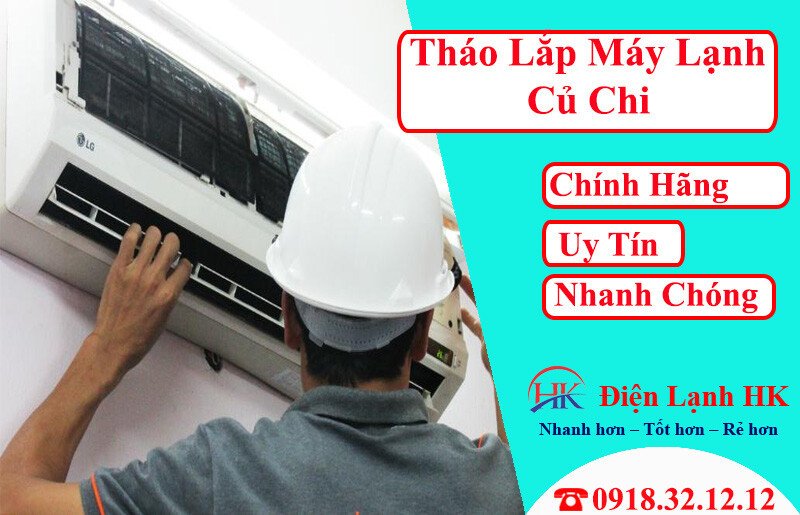 Kỹ thuật viên kiểm tra máy lạnh trước khi tháo dỡ tại Củ Chi