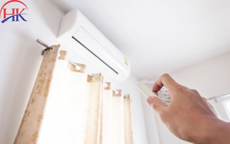 Kỹ thuật viên kiểm tra sửa chữa điều hòa Beko bị lỗi