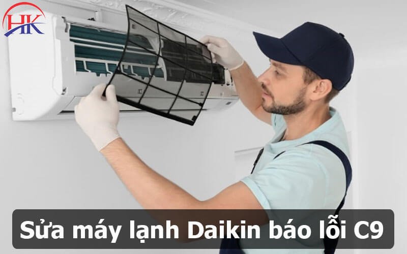 Kỹ thuật viên kiểm tra sửa chữa lỗi C9 trên máy lạnh Daikin
