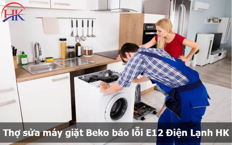 Kỹ thuật viên kiểm tra sửa chữa máy giặt Beko lỗi E12