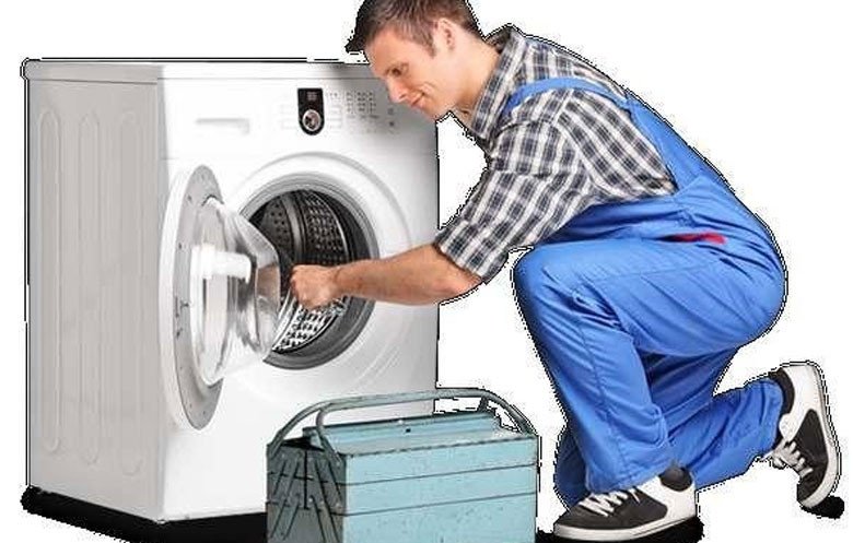Kỹ thuật viên kiểm tra sửa chữa máy giặt