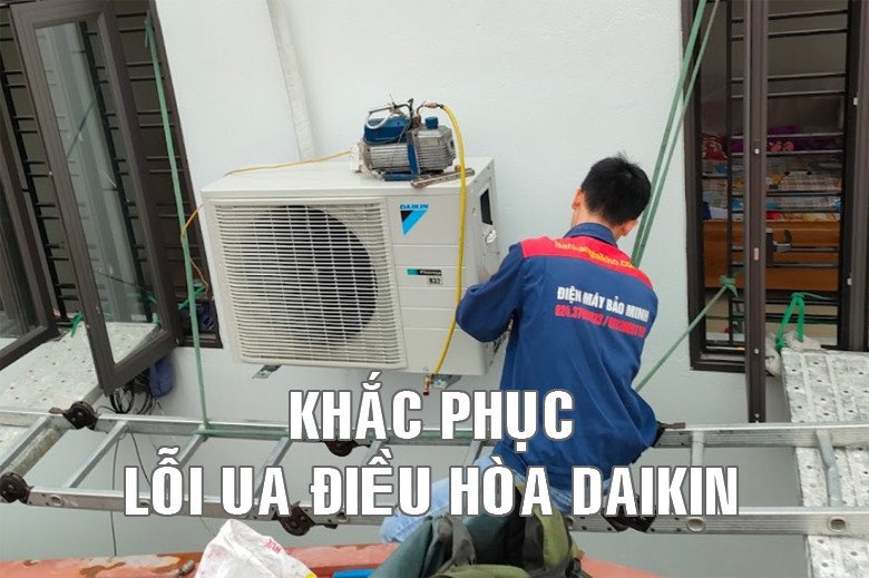 Kỹ thuật viên kiểm tra và khắc phục lỗi UA trên máy điều hòa Daikin