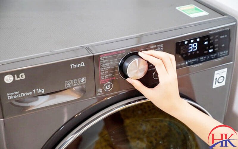 Kỹ thuật viên kiểm tra và sửa chữa máy giặt LG tại nhà