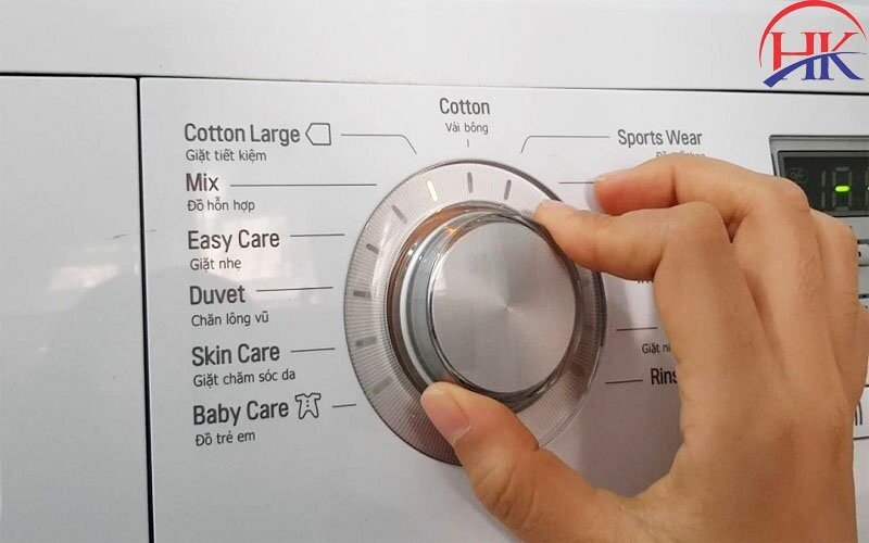 Kỹ thuật viên kiểm tra và sửa lỗi 1E máy giặt Samsung