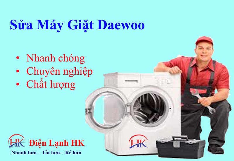 Kỹ thuật viên kiểm tra và sửa máy giặt Daewoo tại nhà