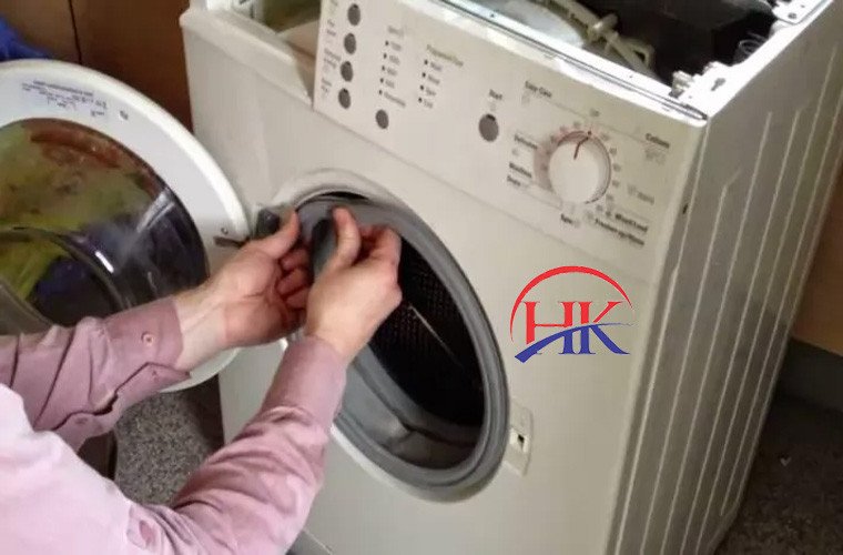 Kỹ thuật viên thực hiện vệ sinh lồng máy giặt chuyên sâu