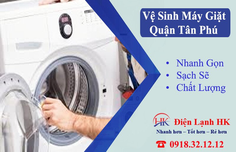 Kỹ thuật viên thực hiện vệ sinh máy giặt cửa trên tại quận Tân Phú