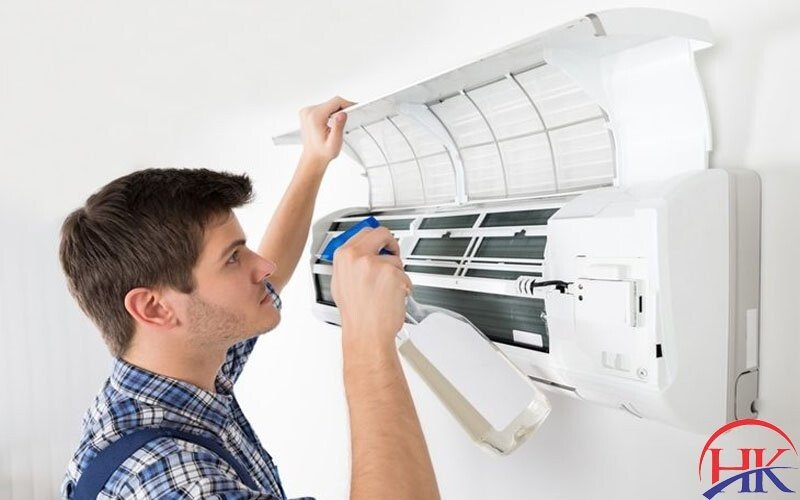 Kỹ thuật viên vệ sinh dàn lạnh máy điều hòa bằng máy chuyên dụng và túi hứng nước
