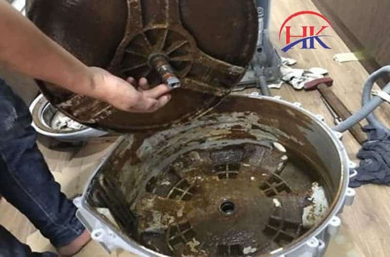 Làm sạch kỹ lưỡng bên trong máy giặt