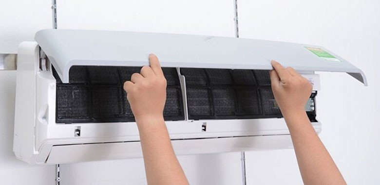 Làm sạch lớp vỏ ngoài của dàn lạnh điều hòa Daikin